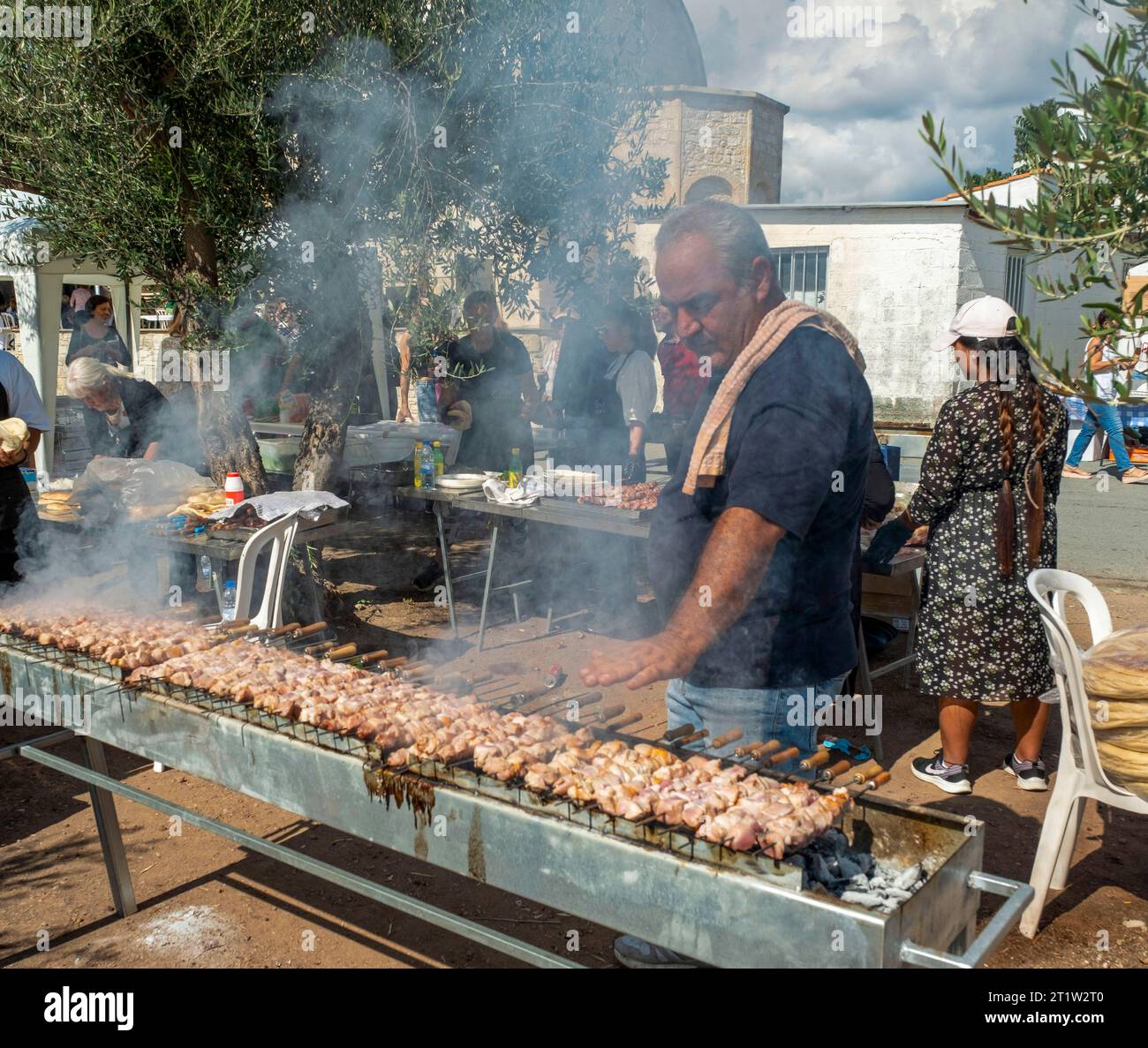 Kebabs traditionnels de porc Souvlaki cuisinés au Festival de l'olivier Amargeti, Amargeti, République de Chypre. Banque D'Images