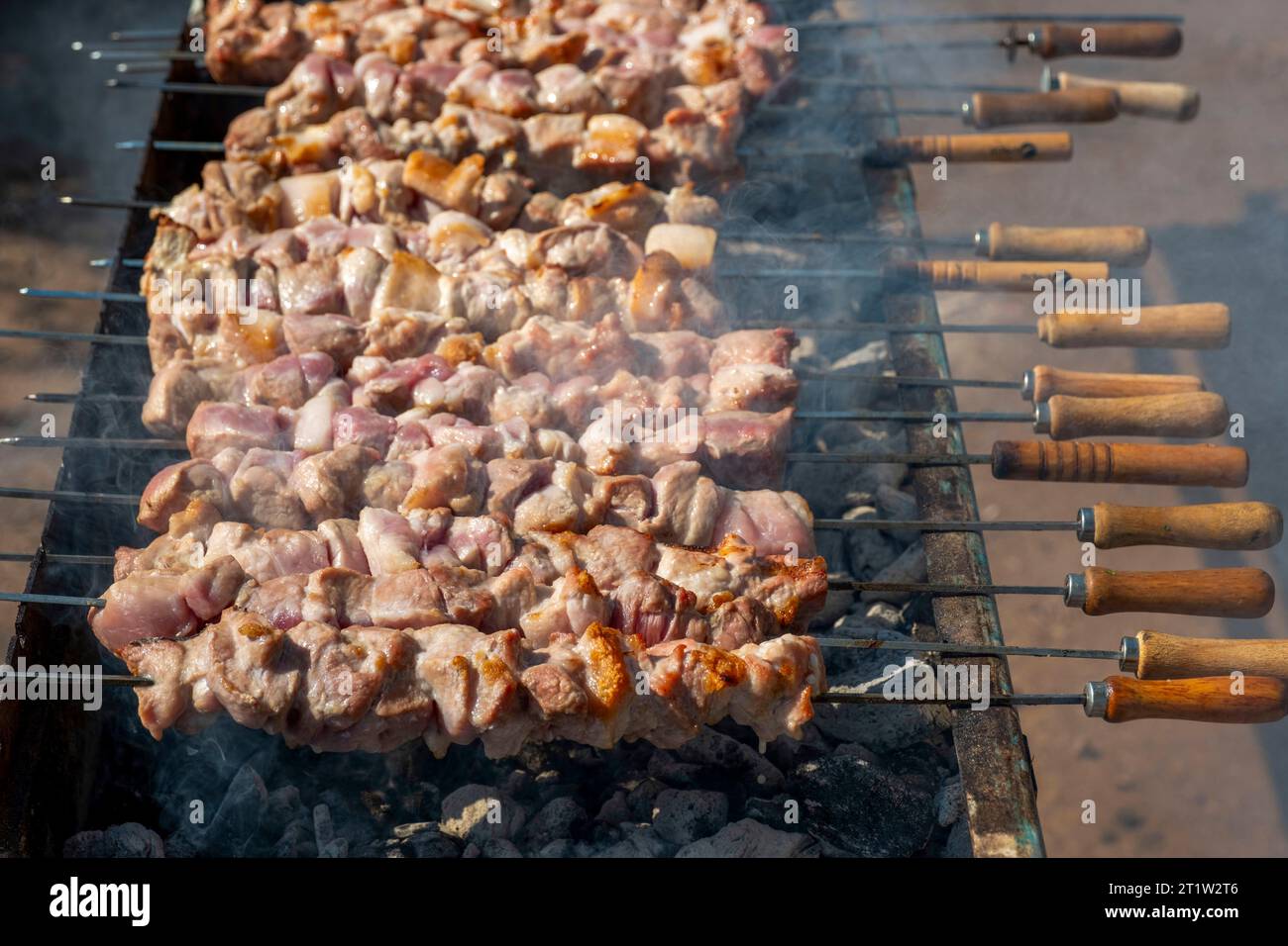 Kebabs traditionnels de porc Souvlaki cuisinés au Festival de l'olivier Amargeti, Amargeti, République de Chypre. Banque D'Images