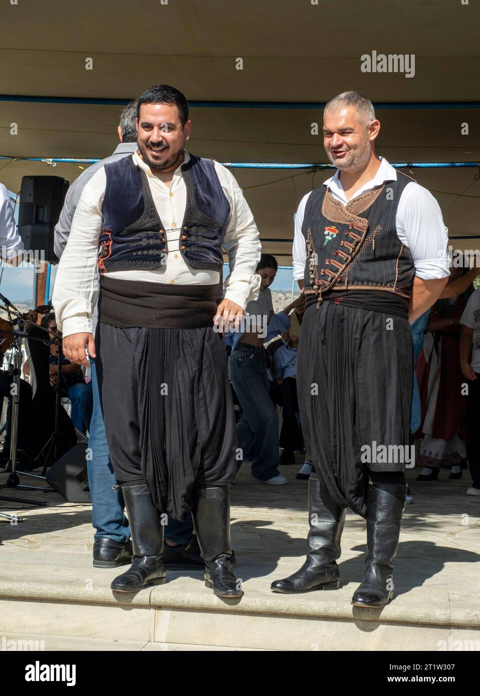 Danseurs en robe traditionnelle au festival Amargeti Olive, République de Chypre. Banque D'Images