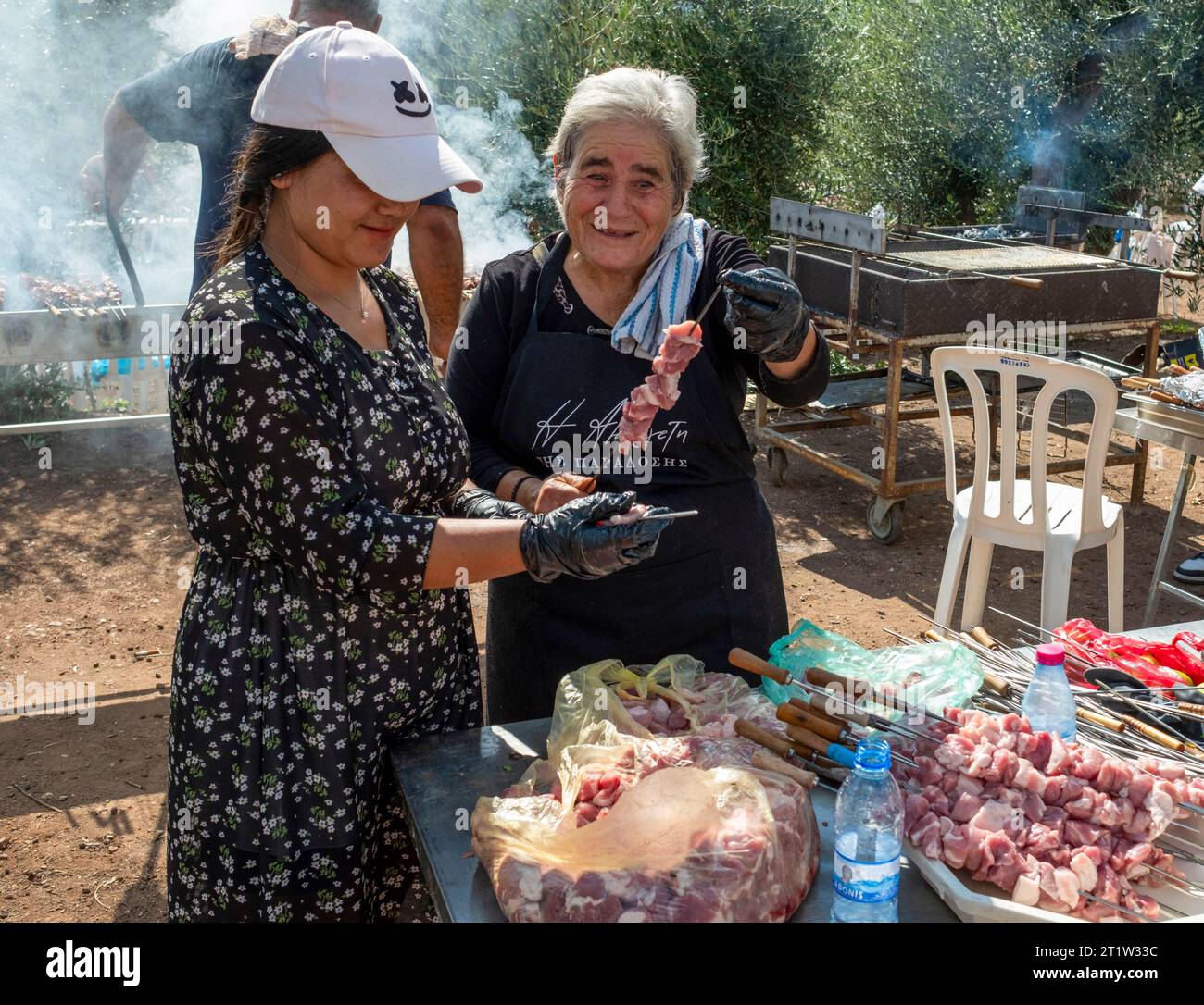 Femmes faisant du porc Souvlaki au Festival de l'olivier Amargeti, République de Chypre. Banque D'Images
