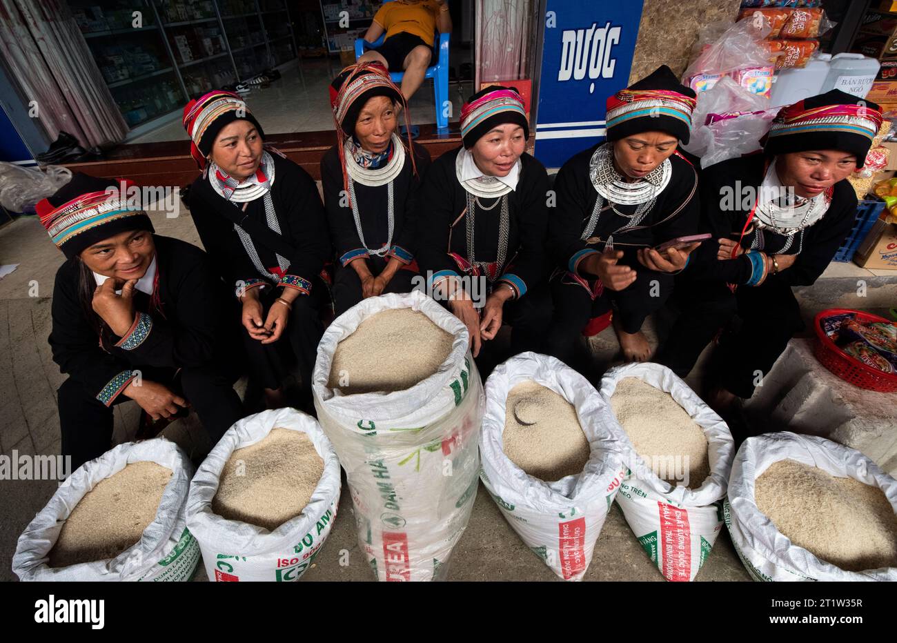 Les femmes de l'ethnie Tay vendent du riz sur le marché de Dong Van, Ha Giang, Vietnam Banque D'Images