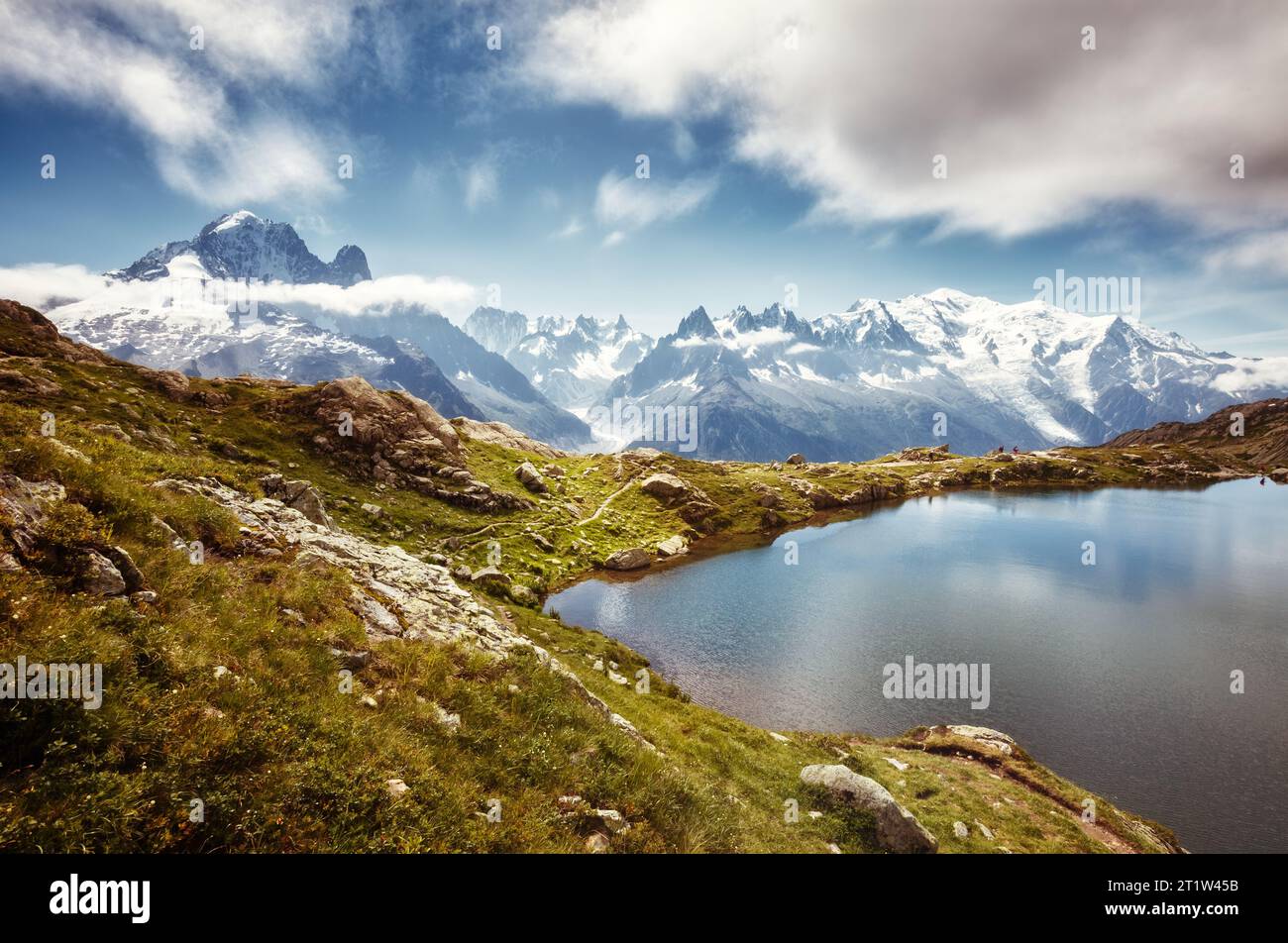 Vue sur le glacier du Mont blanc et le lac blanc. Attraction touristique populaire. Scène pittoresque et magnifique. Emplacement place Réserve naturelle Aiguilles RO Banque D'Images