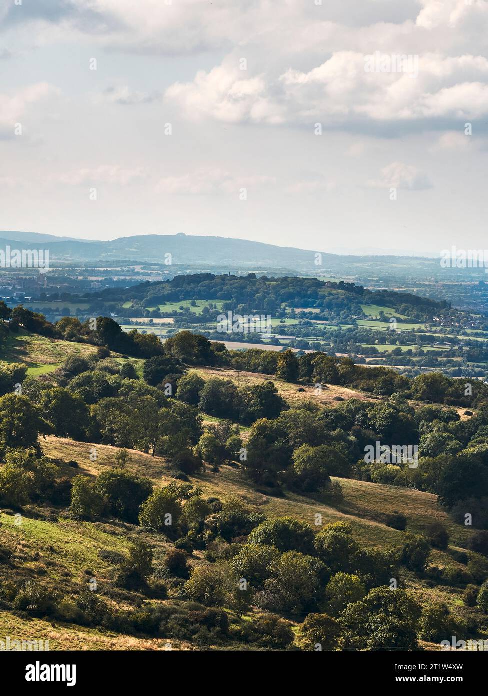 Vues et vues panoramiques sur la campagne de gloucester et les villes rurales, les villages boisés et les collines lors de la randonnée sur la Cotswolds Way, l'un des seize Banque D'Images