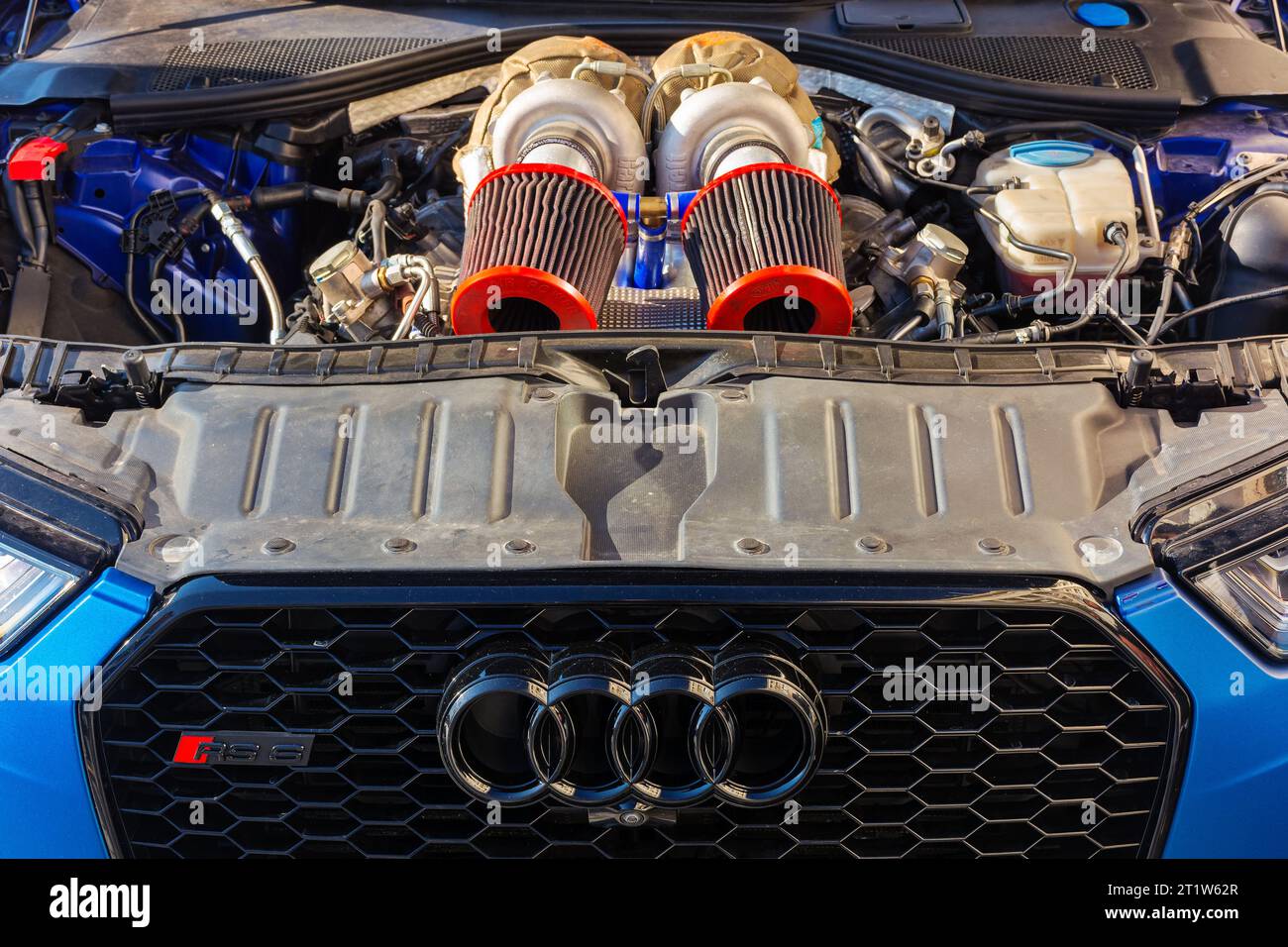 uzhgorod, ukraine - 31 octobre 2021 : gros plan d'un moteur biturbo sous le capot de l'audi quattro rs6 Banque D'Images