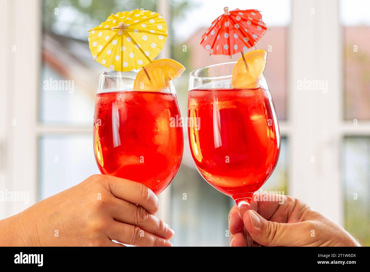 Zuprosten mit Martini Vibrante alkoholfrei, Symbolfoto Trend
