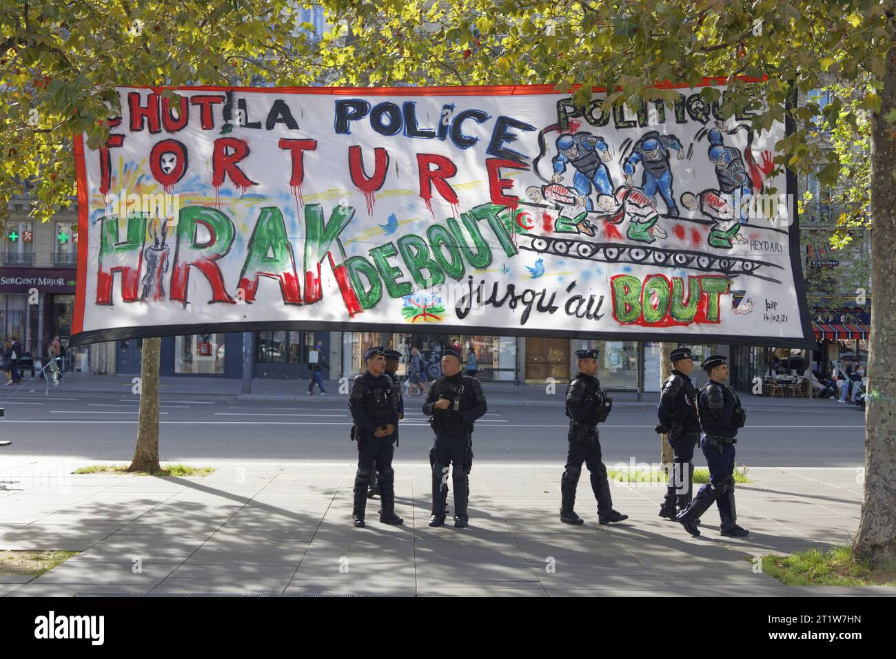 Paris, France. 15 octobre 2023. Rassemblement de la diaspora algérienne contre le système politico-militaire algérien avec déploiement de banderoles le 15 octobre 2023 sur la place de la République à Paris. Crédit : Bernard Menigault/Alamy Live News. Banque D'Images