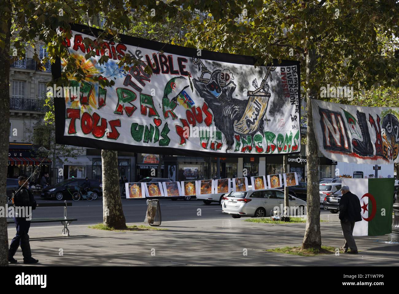Paris, France. 15 octobre 2023. Rassemblement de la diaspora algérienne contre le système politico-militaire algérien avec déploiement de banderoles le 15 octobre 2023 sur la place de la République à Paris. Crédit : Bernard Menigault/Alamy Live News. Banque D'Images