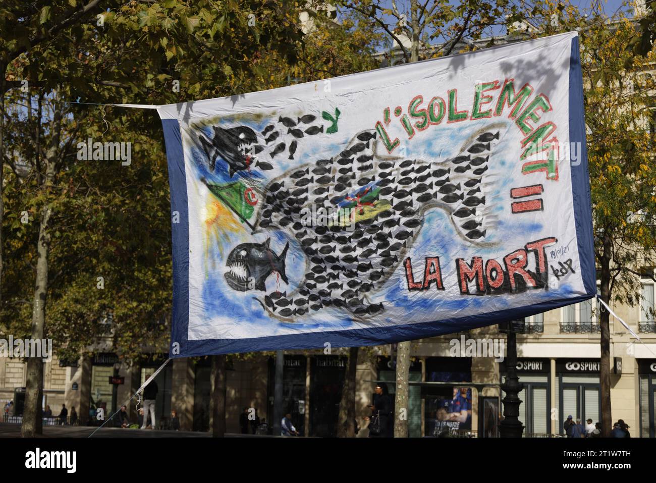 Paris, France. 15 octobre 2023. Rassemblement de la diaspora algérienne contre le système politico-militaire algérien avec déploiement de banderoles le 15 octobre 2023 sur la place de la République à Paris. Crédit : Bernard Menigault/Alamy Live News. Banque D'Images