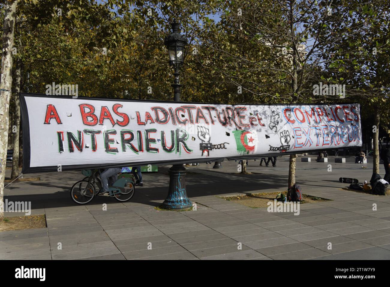 Paris, France. 15 octobre 2023. Rassemblement de la diaspora algérienne contre le système politico-militaire algérien avec déploiement de banderoles le 15 octobre 2023 sur la place de la République à Paris. Crédit : Bernard Menigault/Alamy Live News. Banque D'Images