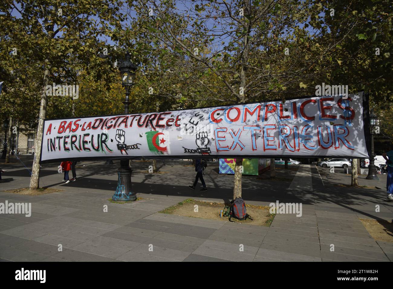 Paris, France. 15 octobre 2023. Rassemblement de la diaspora algérienne contre le système politico-militaire algérien avec déploiement de banderoles le 15 octobre 2023 sur la place de la République à Paris. Crédit : Bernard Menigault/Alamy Live News. Banque D'Images
