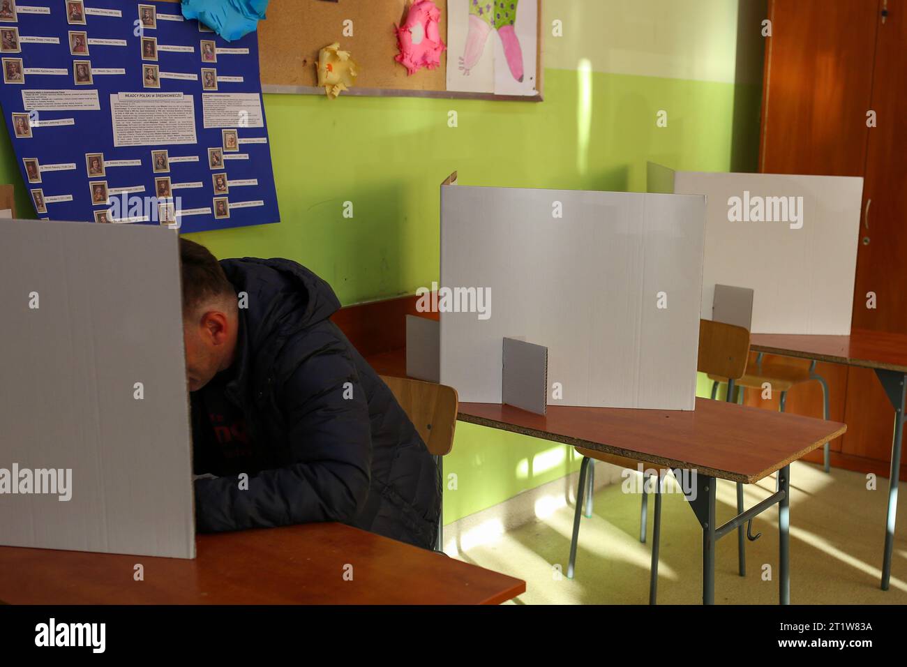 Cracovie, Pologne. 15 octobre 2023. Un homme vu en train de remplir la carte de vote à la commission électorale de Cracovie lors des élections législatives de 2023 en Pologne. Crédit : SOPA Images Limited/Alamy Live News Banque D'Images