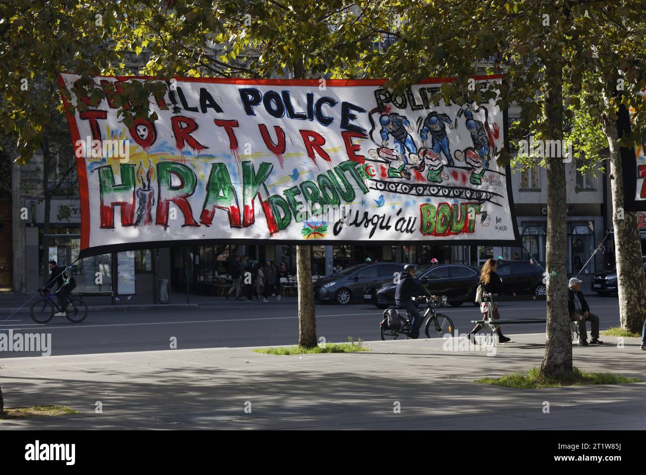 Paris, France. 15 octobre 2023. Rassemblement de la diaspora algérienne contre le système politico-militaire algérien avec déploiement de banderoles le 15 octobre 2023 sur la place de la République à Paris. Crédit : Bernard Menigault/Alamy Live News. Banque D'Images