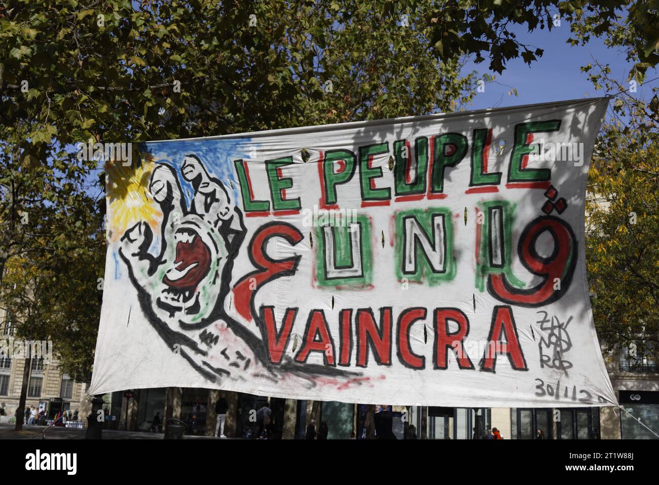 Paris, France. 15 octobre 2023. Rassemblement de la diaspora algérienne contre le système politico-militaire algérien avec déploiement de banderoles le 15 octobre 2023 sur la place de la République à Paris. Crédit : Bernard Menigault/Alamy Live News. Banque D'Images
