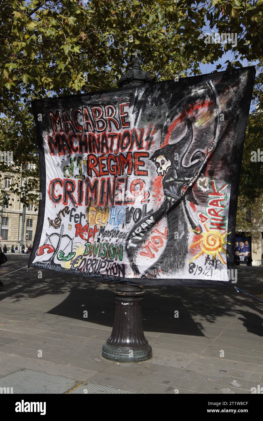 Paris, France. 15 octobre 2023. Rassemblement de la diaspora algérienne contre le système politico-militaire algérien avec déploiement de banderoles le 15 octobre 2023 sur la place de la République à Paris. Crédit : Bernard Menigault/Alamy Live News. Banque D'Images