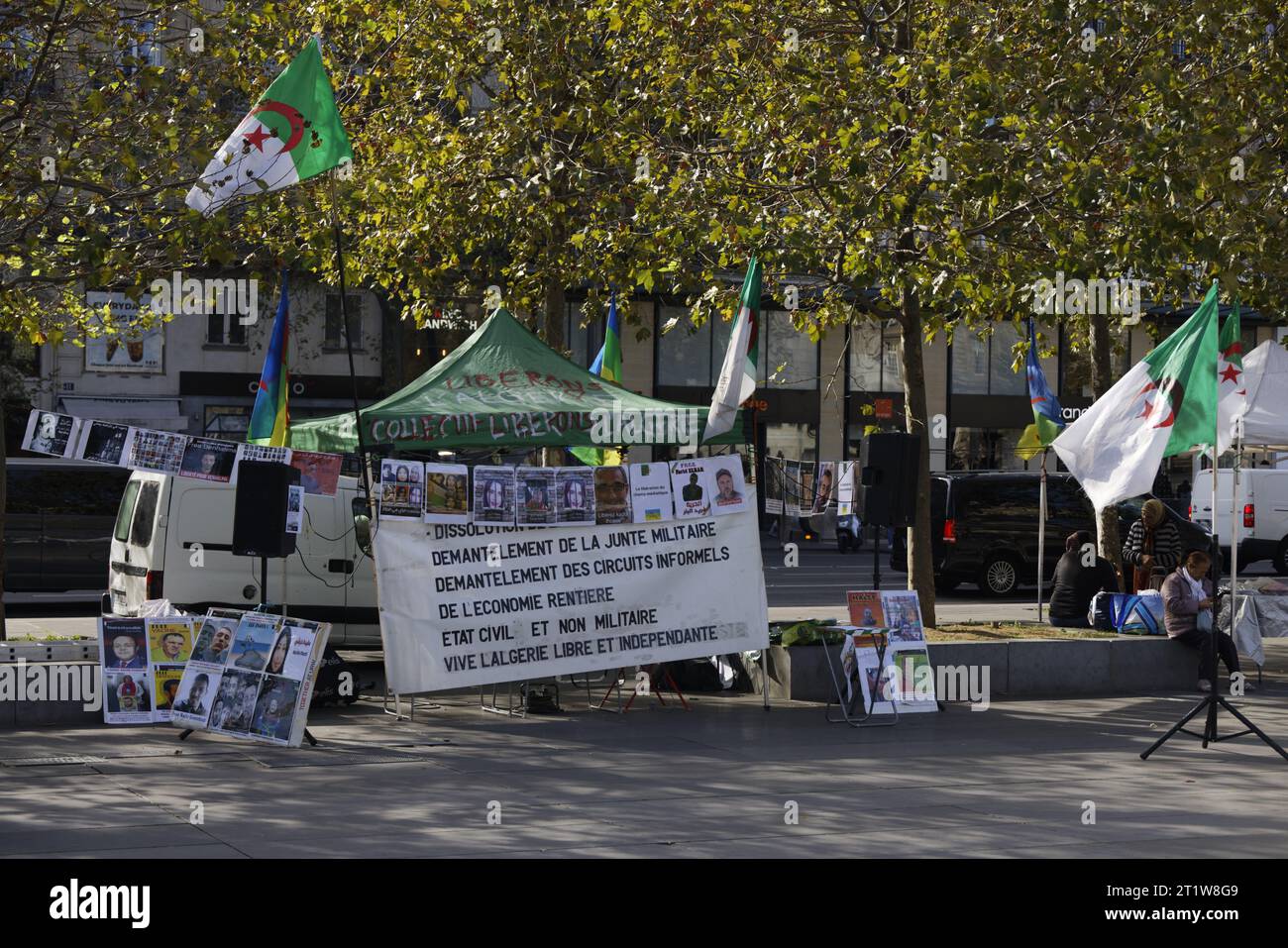 Paris, France. 15 octobre 2023. Rassemblement de la diaspora algérienne contre le système politico-militaire algérien avec déploiement de banderoles le 15 octobre 2023 sur la place de la République à Paris. Crédit : Bernard Menigault/Alamy Live News. Banque D'Images
