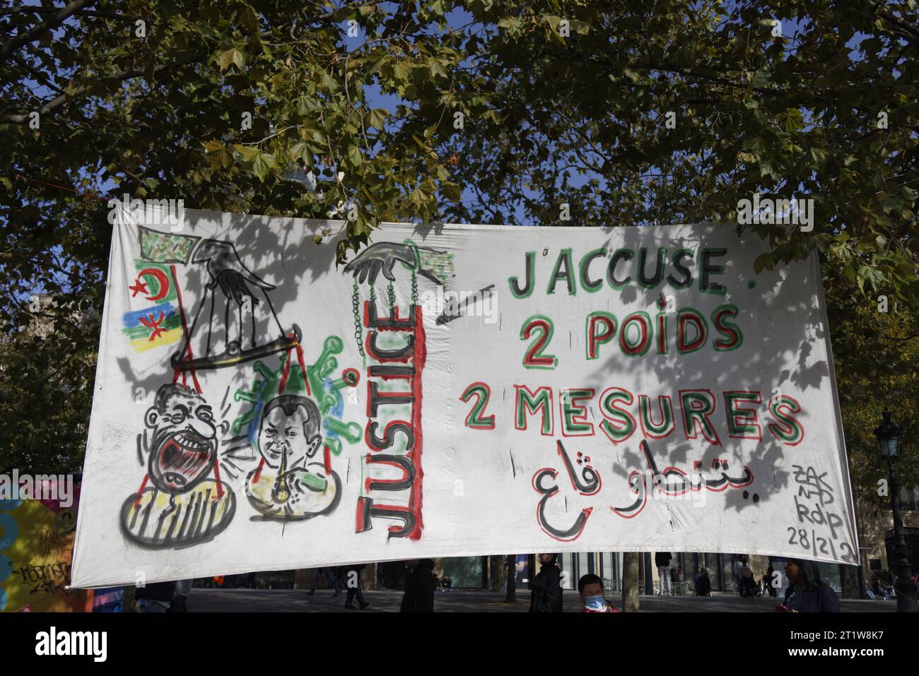 Paris, France. 15 octobre 2023. Rassemblement de la diaspora algérienne contre le système politico-militaire algérien avec déploiement de banderoles le 15 octobre 2023 sur la place de la République à Paris. Crédit : Bernard Menigault/Alamy Live News. Banque D'Images