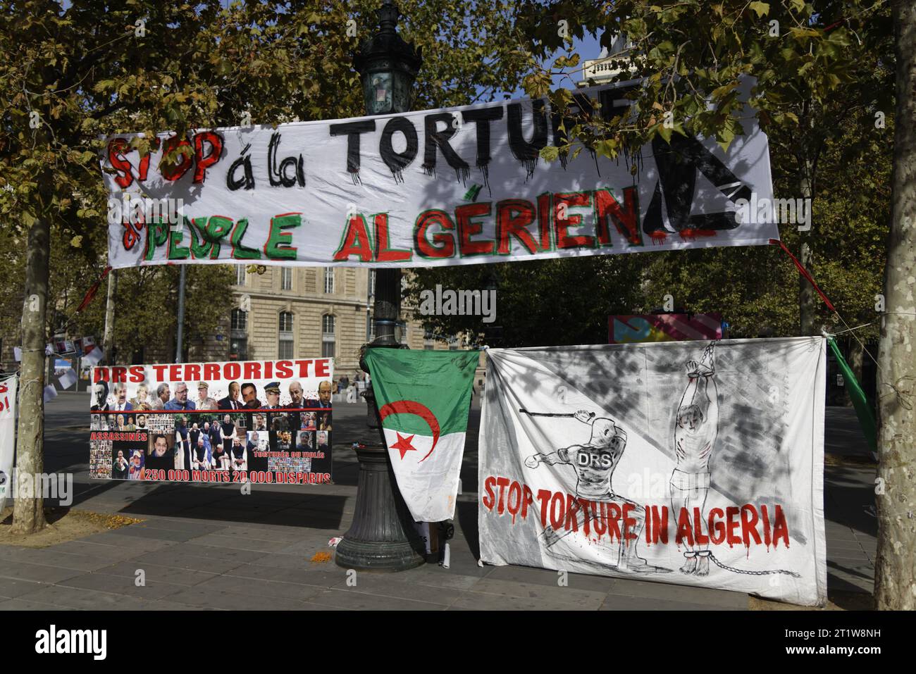 Paris, France. 15 octobre 2023. Rassemblement de la diaspora algérienne contre le système politico-militaire algérien avec déploiement de banderoles le 15 octobre 2023 sur la place de la République à Paris. Crédit : Bernard Menigault/Alamy Live News. Banque D'Images