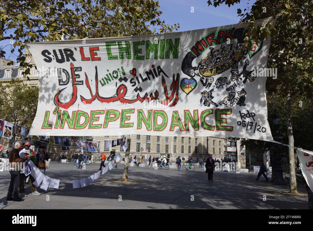 Paris, France. 15 octobre 2023. Rassemblement de la diaspora algérienne contre le système politico-militaire algérien avec déploiement de banderoles le 15 octobre 2023 sur la place de la République à Paris. Crédit : Bernard Menigault/Alamy Live News. Banque D'Images