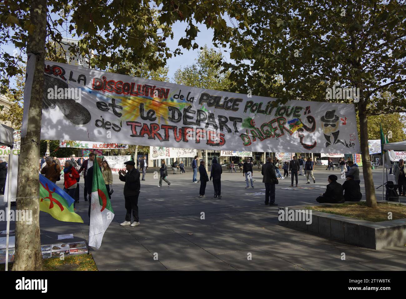 Paris, France. 15 octobre 2023. Rassemblement de la diaspora algérienne contre le système politico-militaire algérien avec déploiement de banderoles le 15 octobre 2023 sur la place de la République à Paris. Crédit : Bernard Menigault/Alamy Live News. Banque D'Images