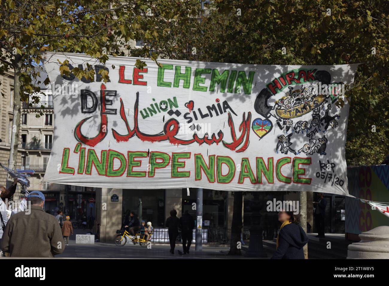 Paris, France. 15 octobre 2023. Rassemblement de la diaspora algérienne contre le système politico-militaire algérien avec déploiement de banderoles le 15 octobre 2023 sur la place de la République à Paris. Crédit : Bernard Menigault/Alamy Live News. Banque D'Images