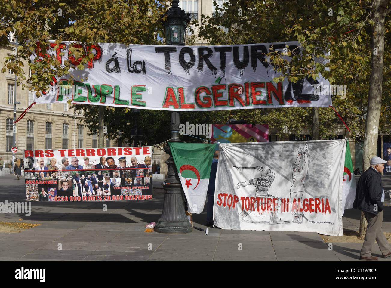Paris, France. 15 octobre 2023. Rassemblement de la diaspora algérienne contre le système politico-militaire algérien avec déploiement de banderoles le 15 octobre 2023 sur la place de la République à Paris. Crédit : Bernard Menigault/Alamy Live News. Banque D'Images