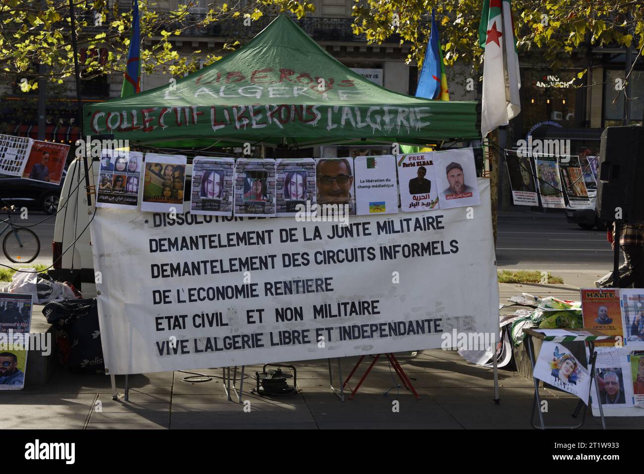 Paris, France. 15 octobre 2023. Rassemblement de la diaspora algérienne contre le système politico-militaire algérien avec déploiement de banderoles le 15 octobre 2023 sur la place de la République à Paris. Crédit : Bernard Menigault/Alamy Live News. Banque D'Images