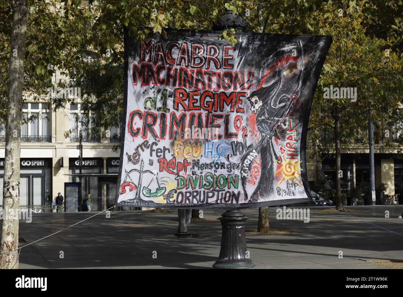 Paris, France. 15 octobre 2023. Rassemblement de la diaspora algérienne contre le système politico-militaire algérien avec déploiement de banderoles le 15 octobre 2023 sur la place de la République à Paris. Crédit : Bernard Menigault/Alamy Live News. Banque D'Images