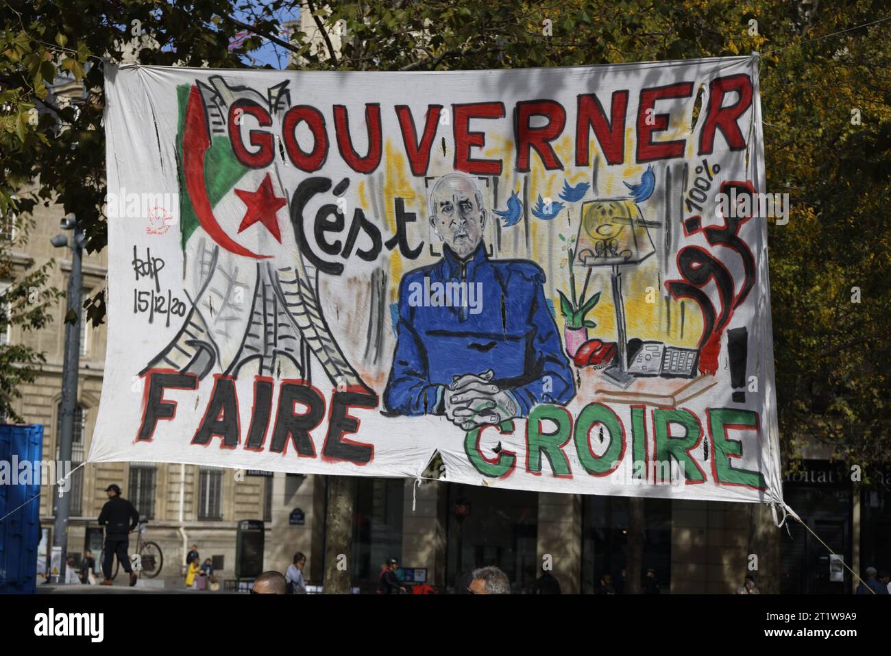 Paris, France. 15 octobre 2023. Rassemblement de la diaspora algérienne contre le système politico-militaire algérien avec déploiement de banderoles le 15 octobre 2023 sur la place de la République à Paris. Crédit : Bernard Menigault/Alamy Live News. Banque D'Images