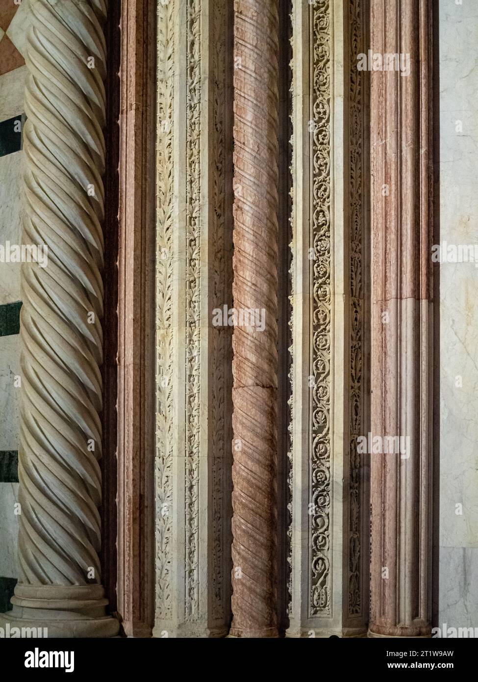 Sculpture sur pierre polychromatique de la porte du Duomo de Sienne Banque D'Images