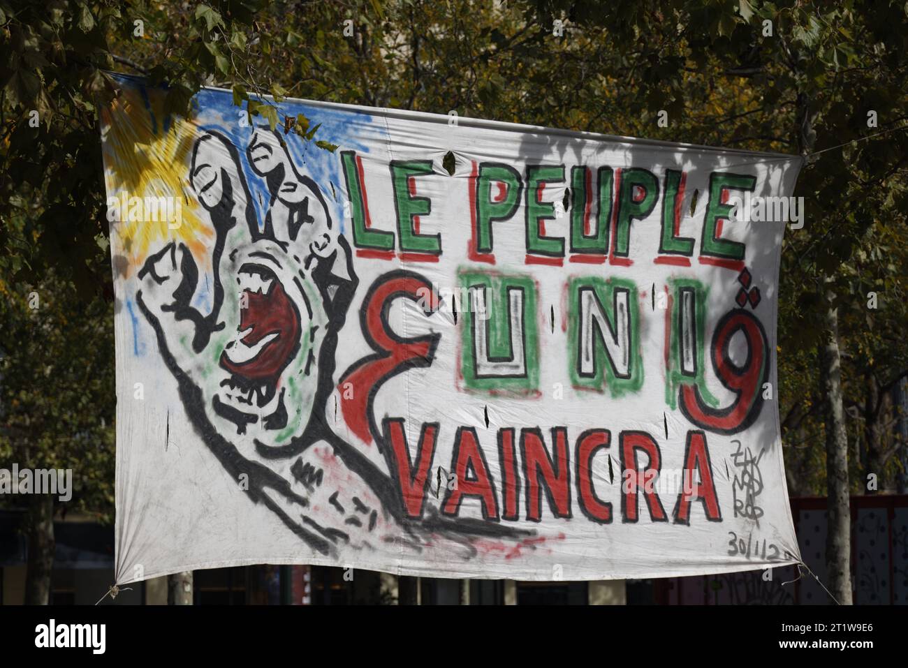 Paris, France. 15 octobre 2023. Rassemblement de la diaspora algérienne contre le système politico-militaire algérien avec déploiement de banderoles le 15 octobre 2023 sur la place de la République à Paris. Crédit : Bernard Menigault/Alamy Live News. Banque D'Images