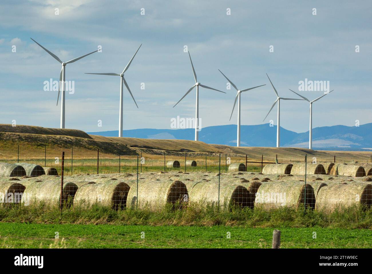 Le parc éolien Twodot ou deux Dot Montana de 9,72 mégawatts (MW) et les turbines GE dans le centre-ouest du comté de Wheatland, Montana. Le fabricant du six le Banque D'Images