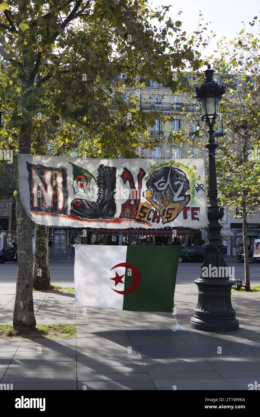 Paris, France. 15 octobre 2023. Rassemblement de la diaspora algérienne contre le système politico-militaire algérien avec déploiement de banderoles le 15 octobre 2023 sur la place de la République à Paris. Crédit : Bernard Menigault/Alamy Live News. Banque D'Images