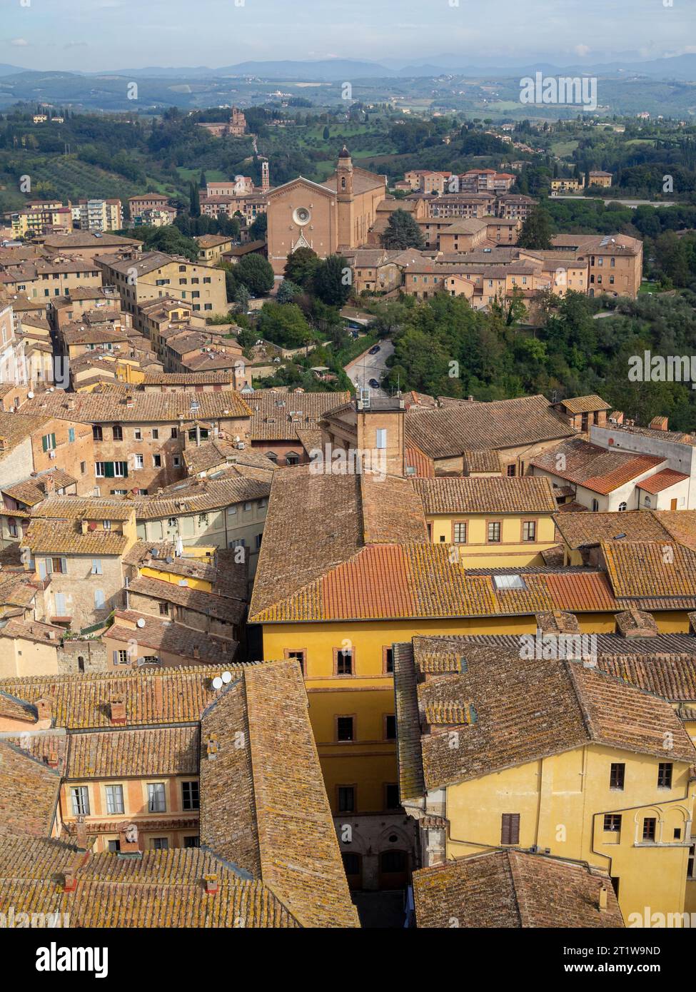 Basilique Saint François sur les toits de Sienne avec la campagne en arrière-plan, vue du sommet de Torre del Mangia Banque D'Images