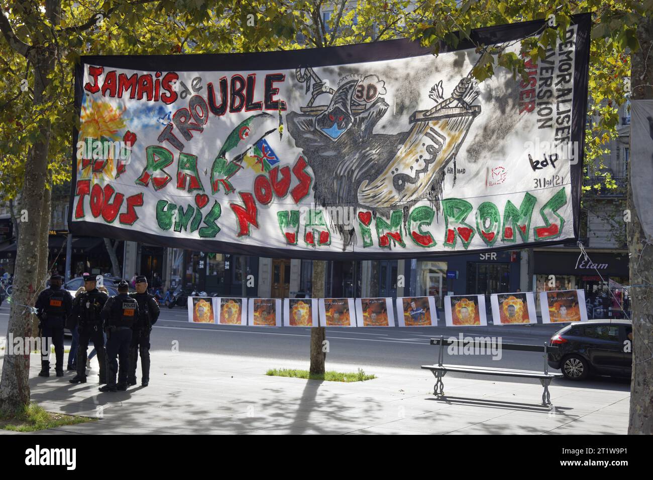 Paris, France. 15 octobre 2023. Rassemblement de la diaspora algérienne contre le système politico-militaire algérien avec déploiement de banderoles le 15 octobre 2023 sur la place de la République à Paris. Crédit : Bernard Menigault/Alamy Live News. Banque D'Images