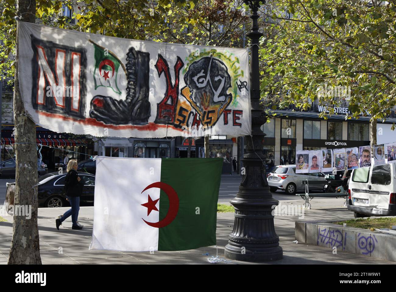 Paris, France. 15 octobre 2023. Rassemblement de la diaspora algérienne contre le système politico-militaire algérien avec déploiement de banderoles le 15 octobre 2023 sur la place de la République à Paris. Crédit : Bernard Menigault/Alamy Live News. Banque D'Images