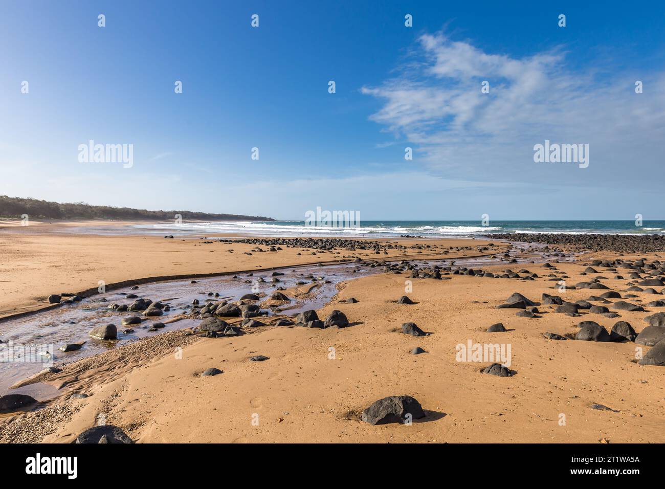 Plage avec sable et petits rochers à mon repos Walking Track près de Bundaberg, Queensland, Australie. Banque D'Images