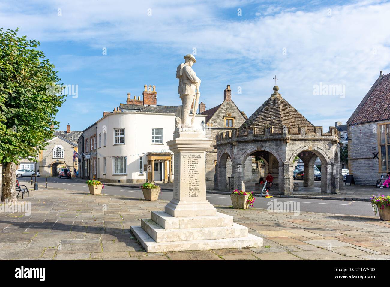 Mémorial de guerre et Butter Cross, Market Square, Somerton, Somerset, Angleterre, Royaume-Uni Banque D'Images