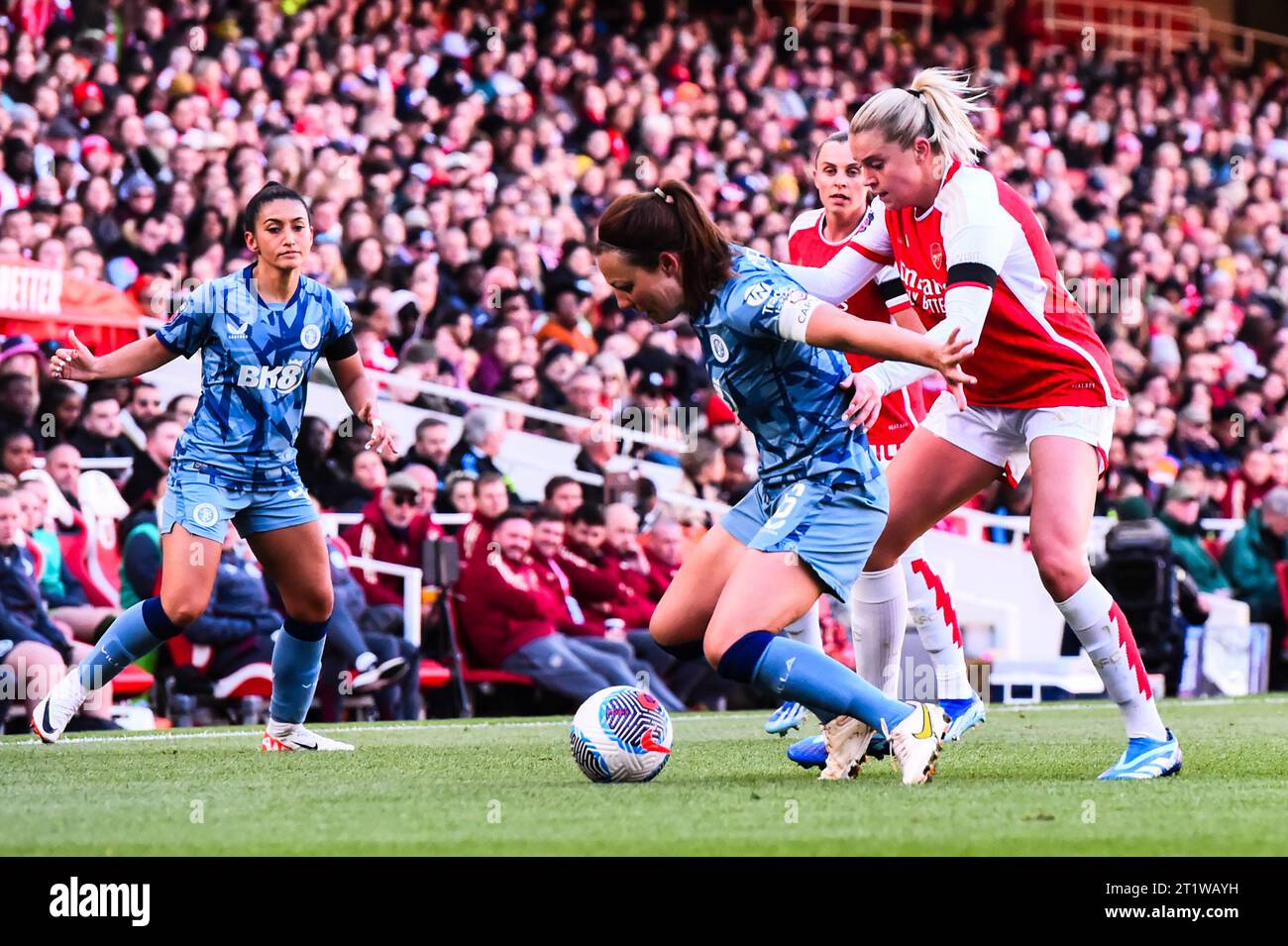 Londres, Royaume-Uni. 15 octobre 2023. Rachel Corsie (Aston Villa 6) défiée par Alessia Russo (Arsenal 23) lors du match de Barclays FA Women's Super League entre Arsenal et Aston Villa à l'Emirates Stadium, Londres le dimanche 15 octobre 2023. (Photo : Kevin Hodgson | MI News) crédit : MI News & Sport / Alamy Live News Banque D'Images