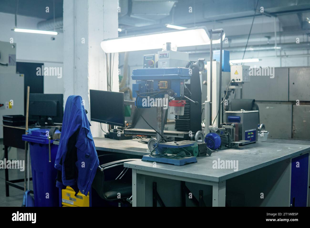 Perm, Russie - 13 juillet 2023 : atelier industriel avec des machines de couleurs bleues Banque D'Images