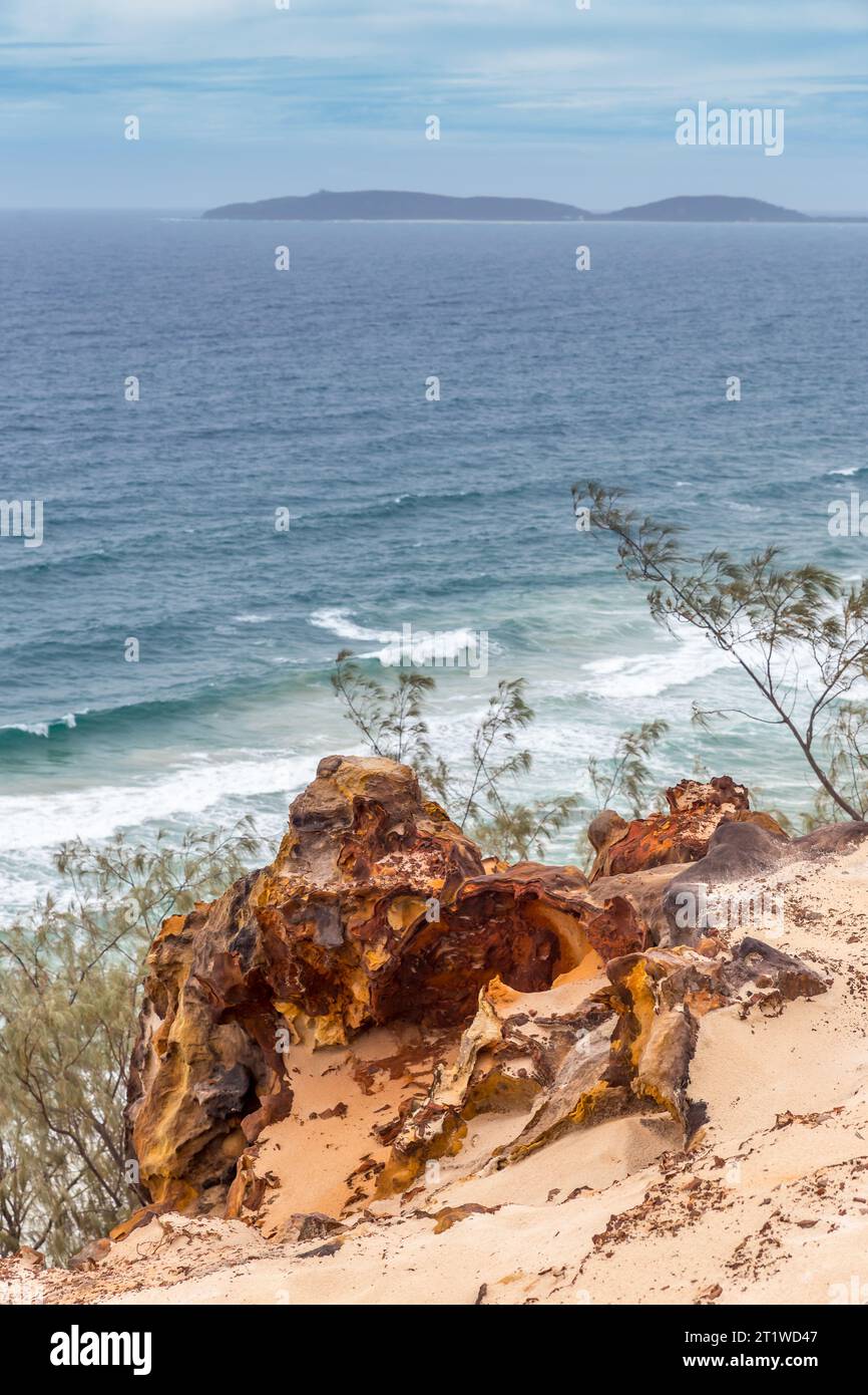 Dunes de sable à Carlo Sand Blow et Rocks of Rainbow Beach, Queensland, Australie. Banque D'Images