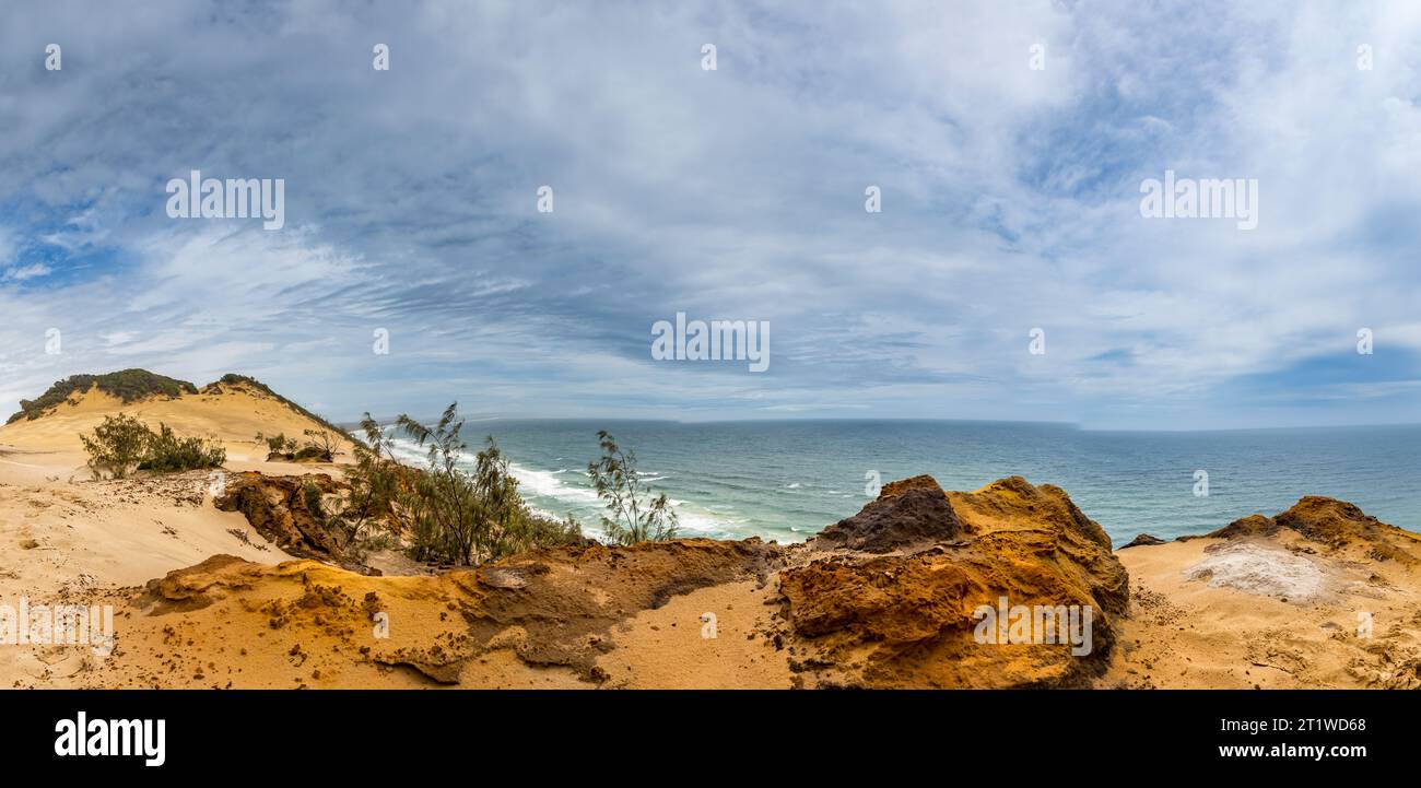 Panorama des dunes de sable à Carlo Sand Blow et Rocks of Rainbow Beach, Queensland, Australie. Banque D'Images