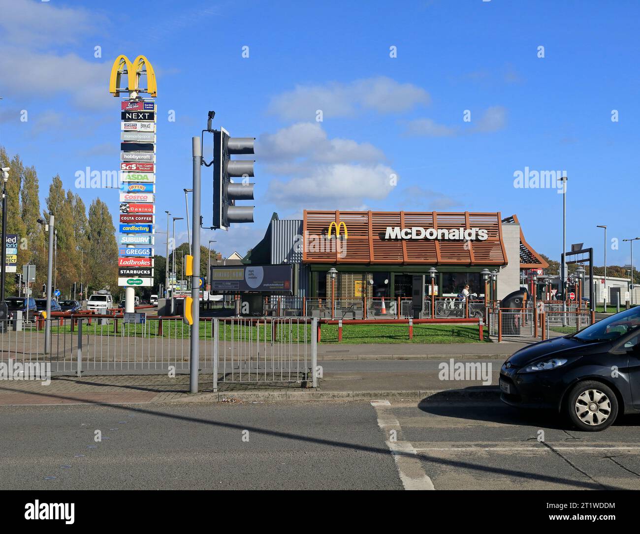 Restaurant McDonald's Drive-Through, Leckwith Retail Park, Cardiff South Wales, 2023 Banque D'Images