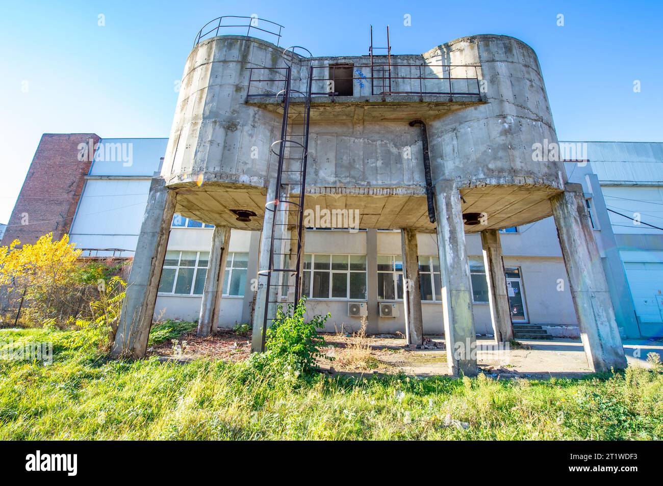 A l'intérieur des ruines d'une ancienne usine en Roumanie d'une époque communiste. Entrez dans une ancienne usine abandonnée en Europe de l'est. Bâtiments non démantelés de Banque D'Images