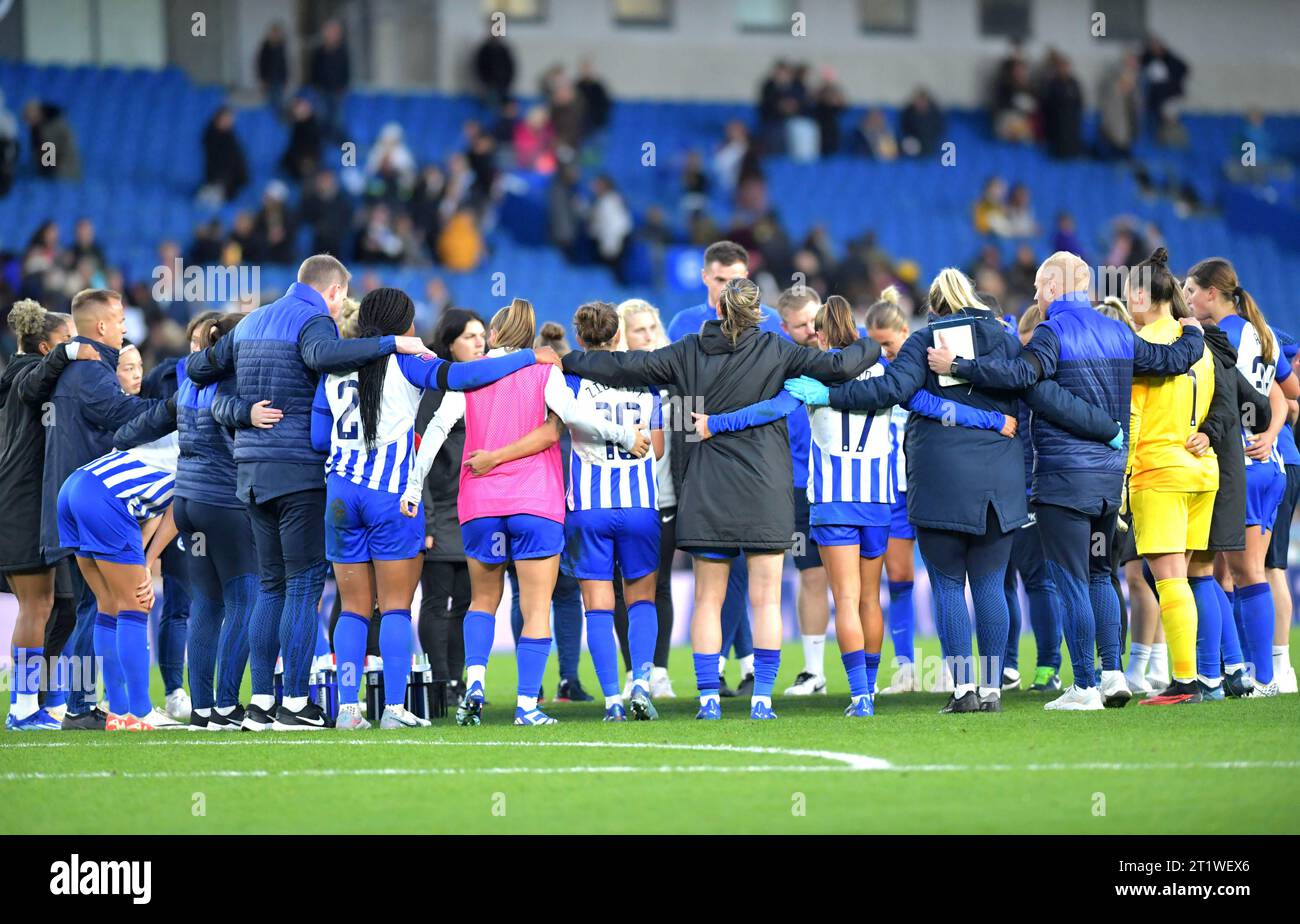 Brighton Royaume-Uni 15 octobre 2023 - l'équipe de Brighton se retrouve dans un caucus après avoir perdu 1-3 lors du match de football Barclays Women's Super League entre Brighton & Hove Albion et Tottenham Hotspur à l'American Express Stadium (usage éditorial seulement) : Credit Simon Dack / TPI / Alamy Live News Banque D'Images