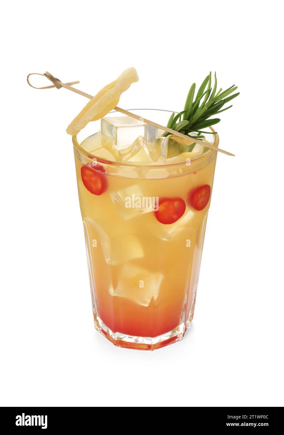 Cocktail d'ananas épicé avec piment et romarin isolé sur blanc Banque D'Images