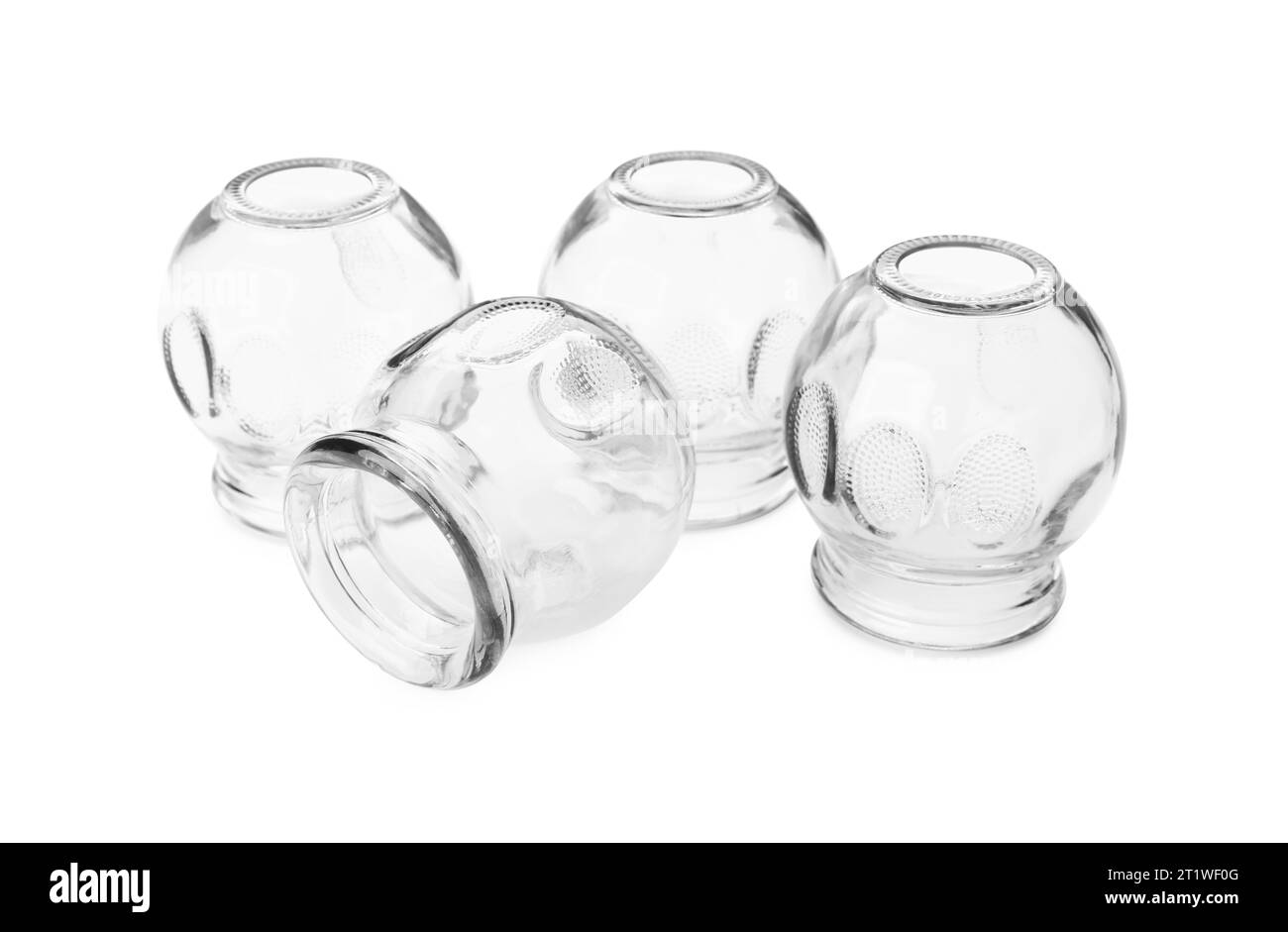 Beaucoup de tasses en verre isolé sur blanc. La thérapie par ventouse Banque D'Images