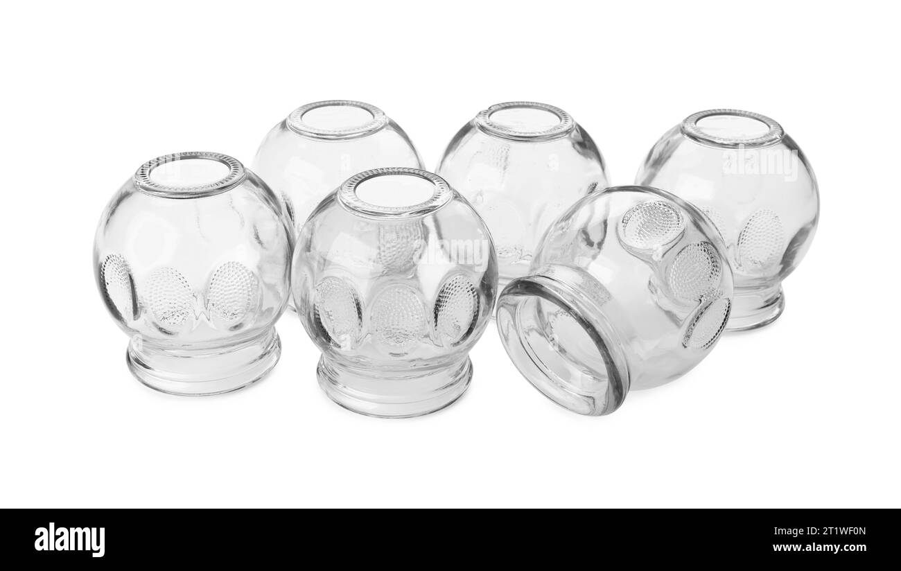 Beaucoup de tasses en verre isolé sur blanc. La thérapie par ventouse Banque D'Images