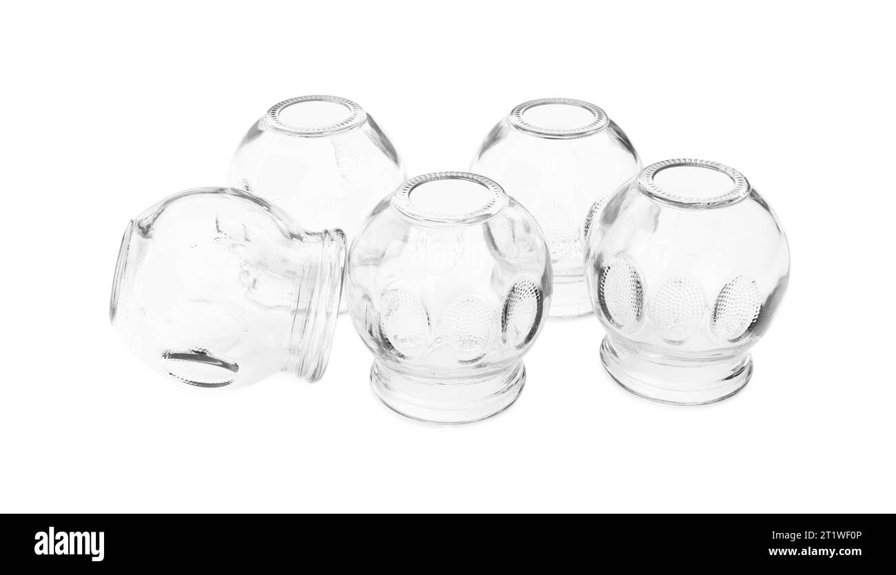 Beaucoup de tasses en verre isolé sur blanc. La thérapie par ventouse Banque D'Images