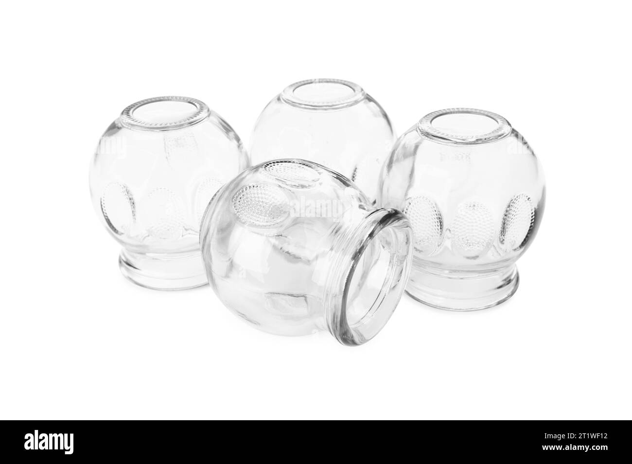 Beaucoup de tasses en verre isolé sur blanc. La thérapie par ventouse Banque D'Images