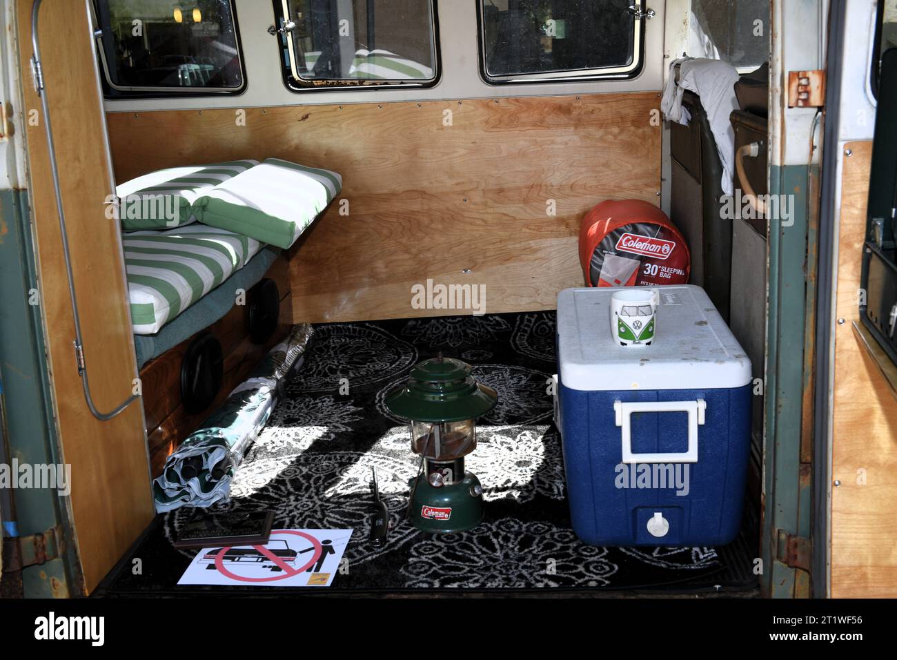 Vieux camping-car rouillé VW. Banque D'Images